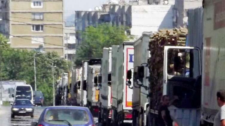 Над 6 км опашка от камиони се вие на "Дунав мост 2"