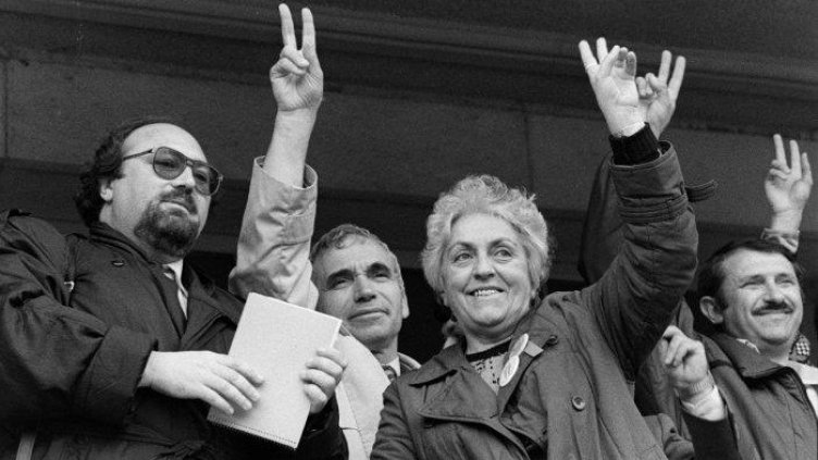 „10 ноември и след това“ – фотоизложба връща лентата 31 години назад във Варна