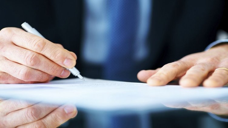 Мобилен оператор сключи договор с жена след смъртта й