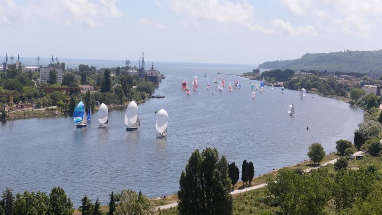 Варненци се наслаждават на регатата Varna Channel Cup