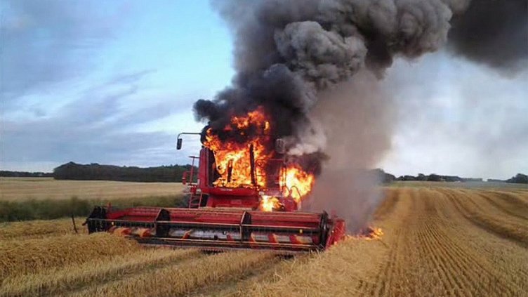 Огнен ад в Добруджа: Гори зърно и комбайни