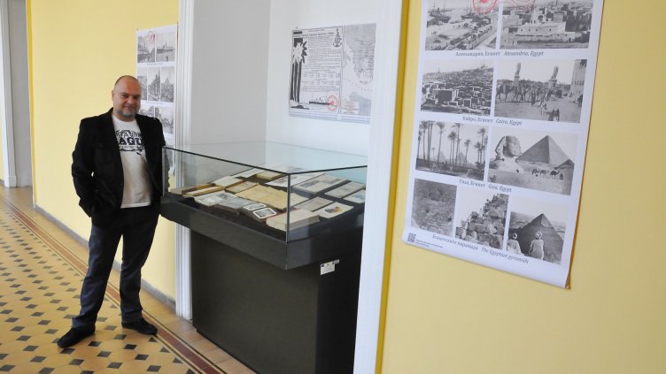 АНТИКВАРНИТЕ ИЗДАНИЯ В ИЗЛОЖБАТА са от личната колекция на археолога Теодор Роков.  Снимка ПЛАМЕН ГУТИНОВ