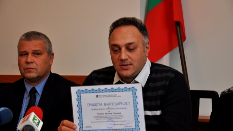 Областният управител Стоян Пасев показва грамотата. Снимка Пламен Гутинов