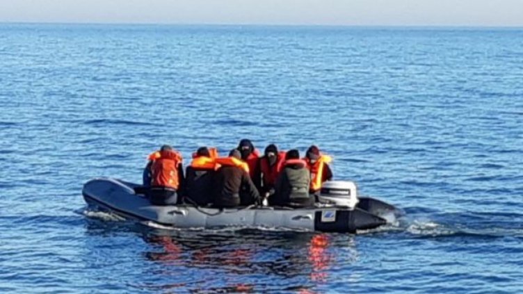 Две деца загинаха след потъване на лодка с преселници край Гърция