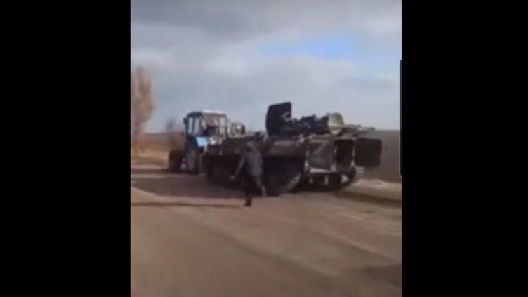 За ромите войната в Украйна е... урожай! Свиха руски танк с трактор (ВИДЕО)