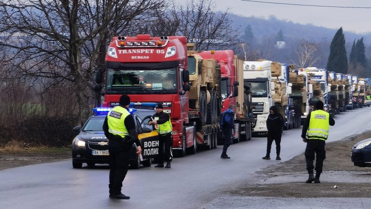 Танкове пътуват към Бургас (СНИМКИ)