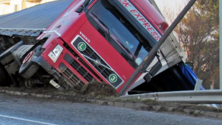 Шофьор на ТИР загина при катастрофа