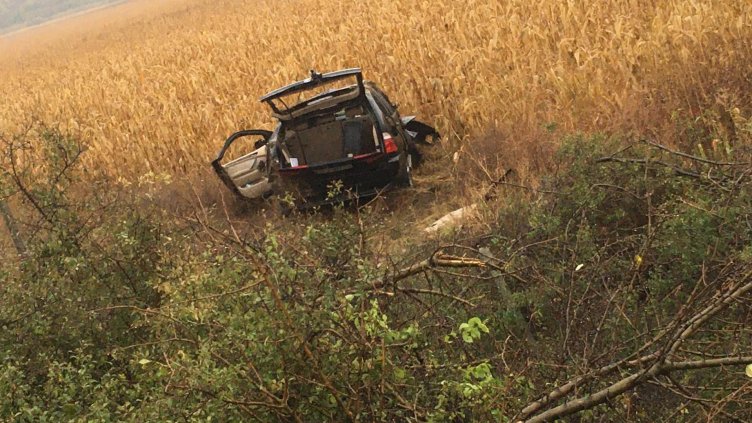 Аквапланинг на "Хемус", варненско БМВ се озова в нива (СНИМКИ)