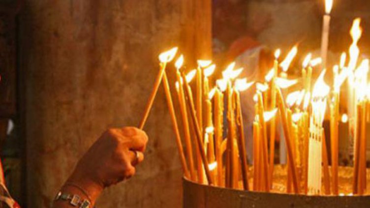 Носят Благодатния огън у нас с четири огнеупорни фенера