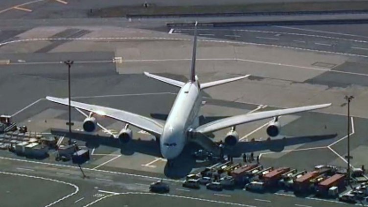 В САЩ поставиха самолет с 500 души под карантина