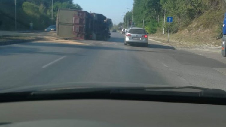 Товарен автомобил се обърна във Варна