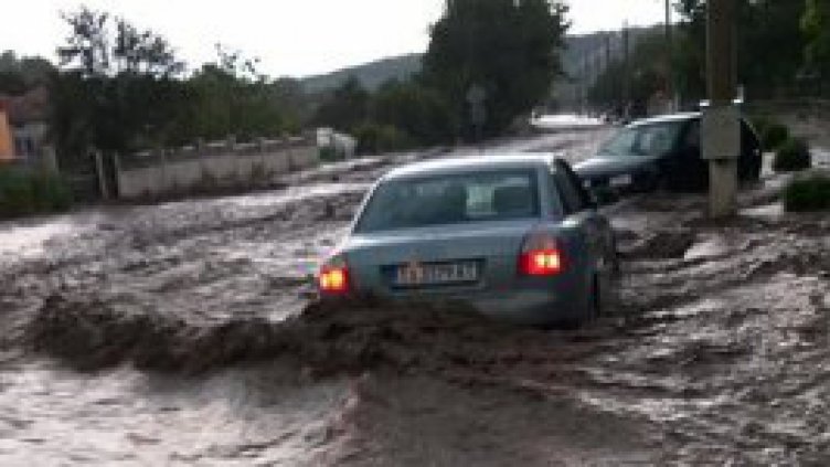 Потоп заля Добричко, наводнени са къщи и дворове (ВИДЕО)