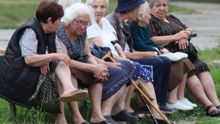 Близо 684 000 души получават "вдовишка добавка" към пенсията си