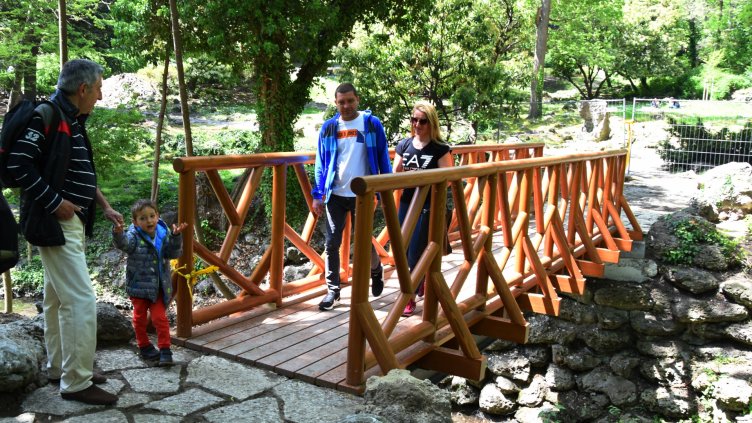 Нетърпеливи варненци минават по мостчето на желанията преди финала на ремонта (СНИМКИ)