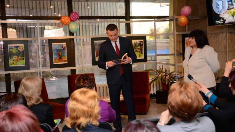 Кметът чете приказки на Валери Петров