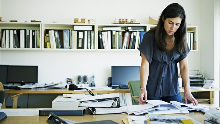 Жените у нас взимат с 85 лв. по-малко