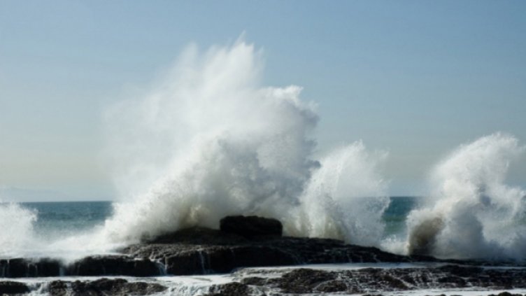 Жълт код за силен и бурен вятър по морето