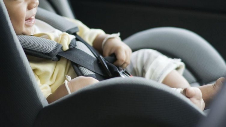 Отнеха бебето на майката, която го изостави само в кола