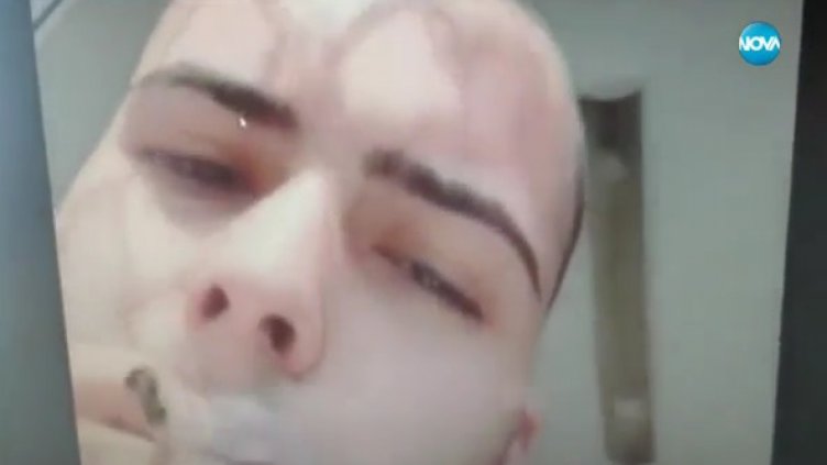 Ученици заснеха как пушат марихуана в класната стая