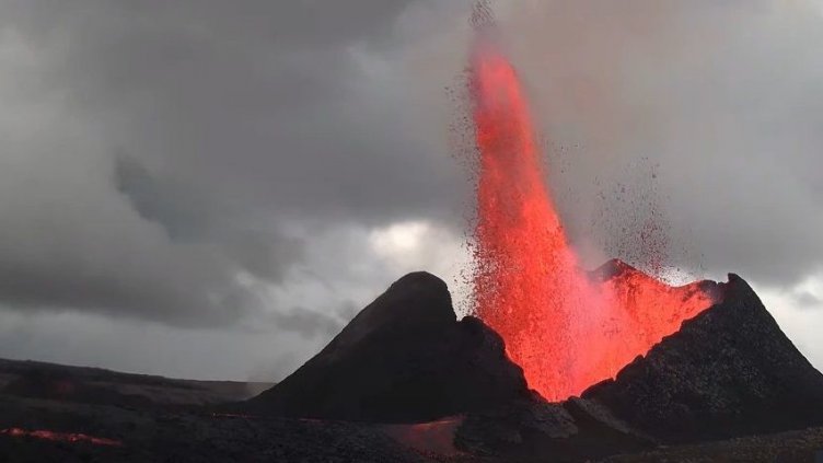 Вулкан изхвърля лава на 500 метра височина