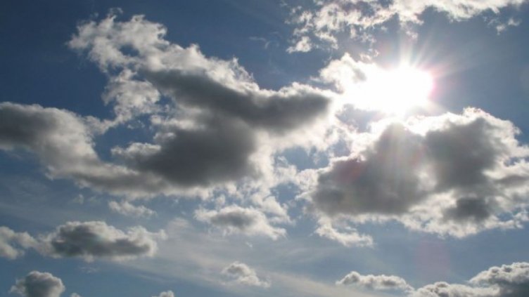 Утре ще е топло с кратки превалявания