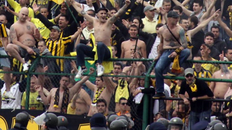 Пияни футболни фенове се биха с бухалки на магистрала "Тракия"