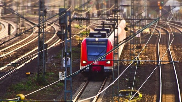 Тийнейджърка пострада след селфи върху влак