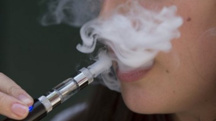 Предлагат  да се забрани употребата на е-цигари на закрито  