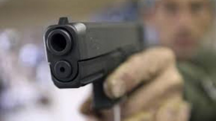 Свалиха от автобус мъж с пневматичен пистолет и ножове