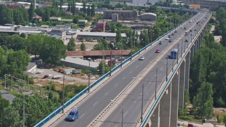 Монтират новото осветление на Аспаруховия мост до края на февруари