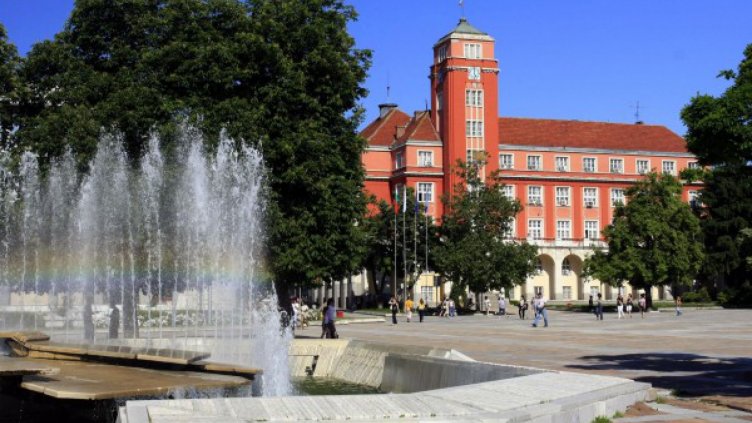 Събарят опасни къщи в центъра на Плевен