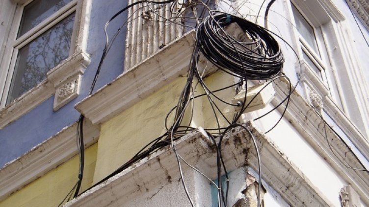 Общината премахна 10 км. незаконни кабели