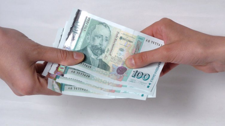 Получаваме 6 заплати при пенсиониране при стаж 10 от последните 20 г. при един работодател