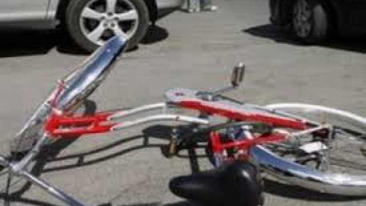 Неизвестен блъсна непълнолетна велосипедистка и избяга