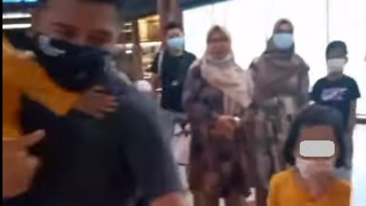 В Индонезия: Изплаваха тела от падналия боинг