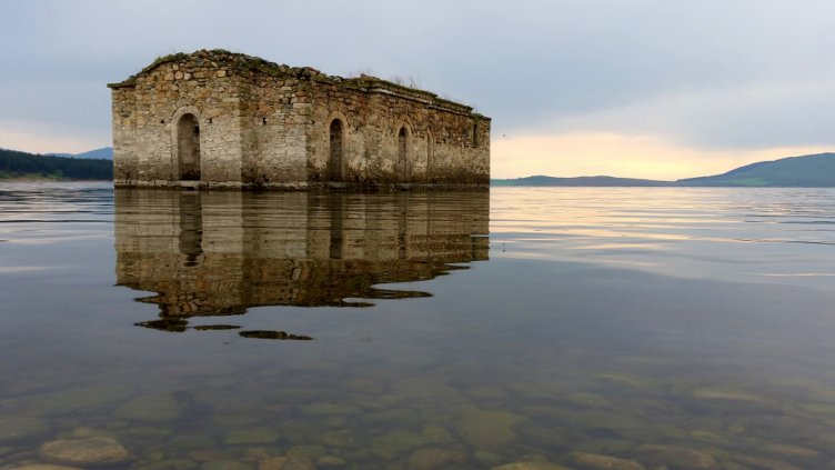 Изплува потопената църква от яз. Жребчево