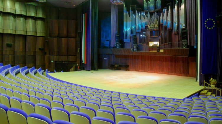 Във Варна: Отпадат спектакли заради болни актьори