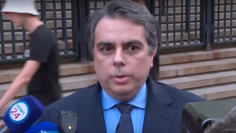 Асен Василев: Отказвам се от имунитета си