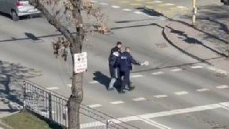 Похвално! Полицаи във Варна помогнаха на възрастен човек да пресече
