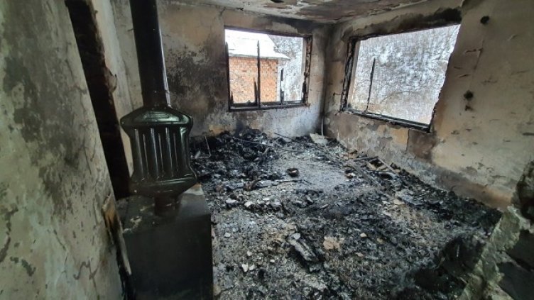 Двама загинаха при пожар в къща