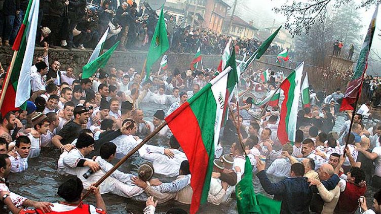 Леденото хоро в Калофер кандидатства за списък на ЮНЕСКО