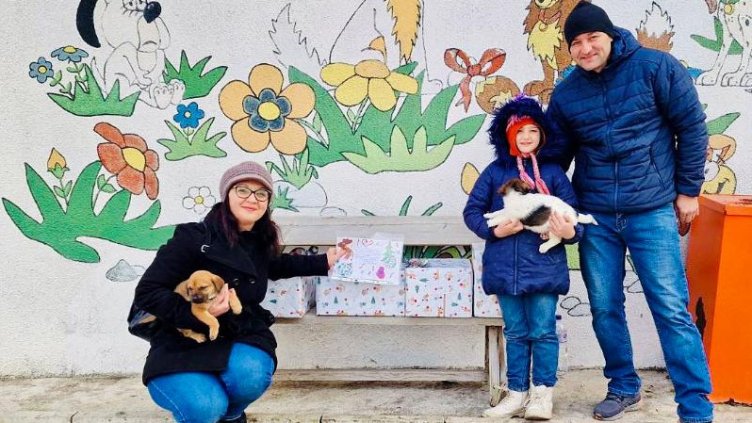 Деца дариха храна на кучетата от приюта в с. Каменар за Коледа