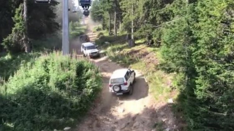 Джиповете на Рилските езера не спират, роми с коне се наместват в бизнеса