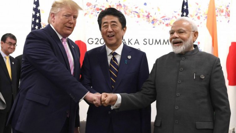 Вместо ръкостискане: Тръмп, Абе и Моди почукват юмруци  
