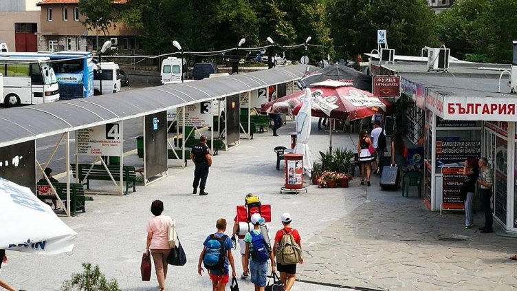 Полиция отцепи района в сектор 3 на Автогара Варна (СНИМКИ)