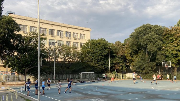 Спортен клуб превзе училищно игрище във Варна, гони децата от терена