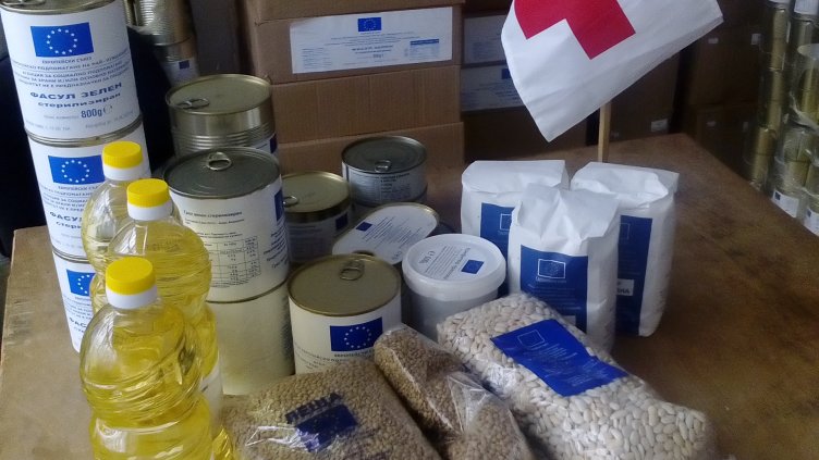 БЧК - Варна раздава хранителни продукти на социално слаби и семейства, получили еднократна помощ за ученици