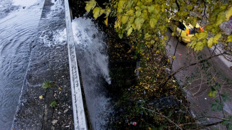(СНИМКИ) Авария остави част от Цветния, "Левски" и "Чайка" без вода