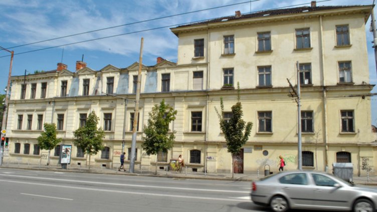 Новият собственик на “царските конюшни” планира да строи модерна сграда