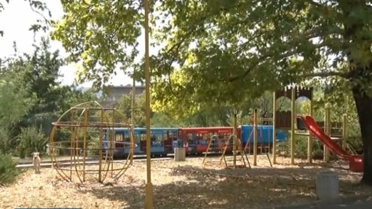 Детско влакче дерайлира в Кърджали